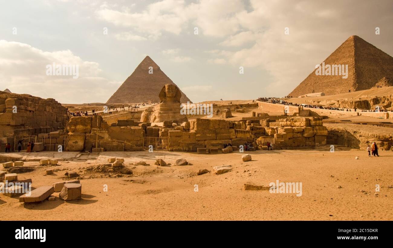 La famosa Grande Sfinge di Giza e le piramidi in Egitto Foto Stock