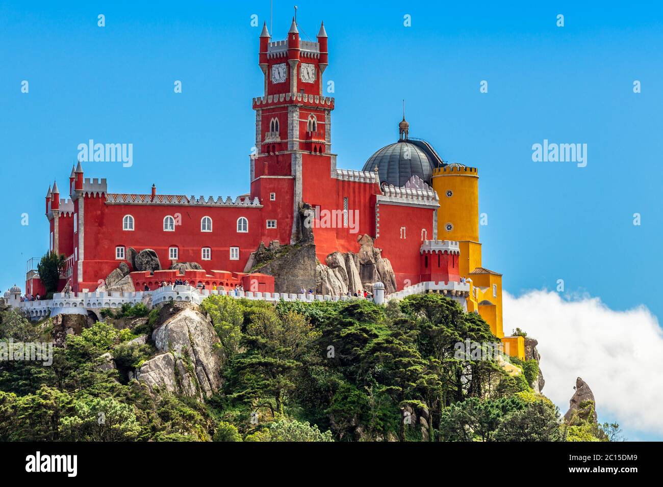 Le mura rosse e gialle e le torri del Palazzo pena, Sao Pedro de Penaferrim, Sintra, Portogallo Foto Stock