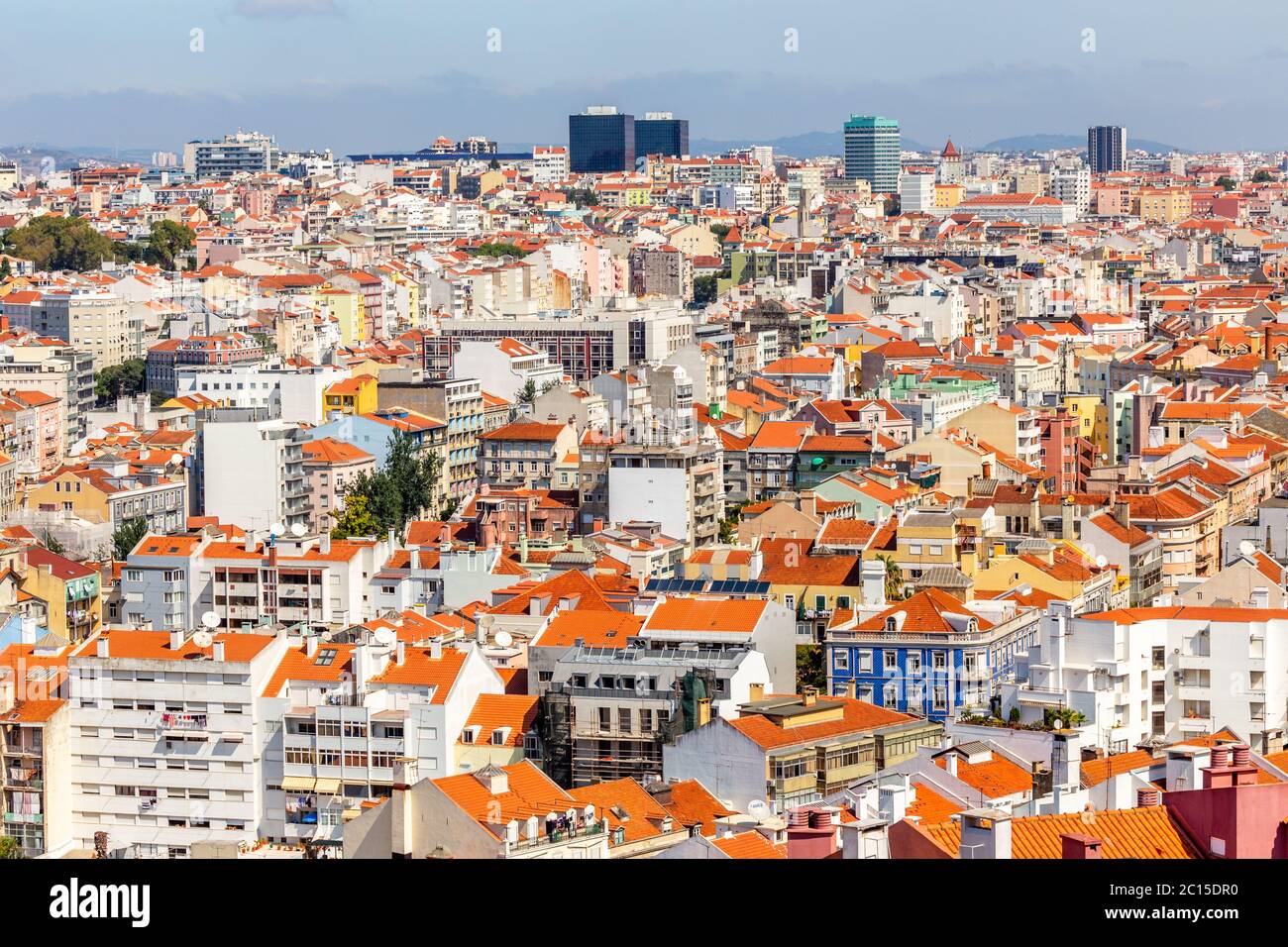 Vista del centro di Lisbona con strade e case miti e edifici commerciali sullo sfondo, Portogallo Foto Stock