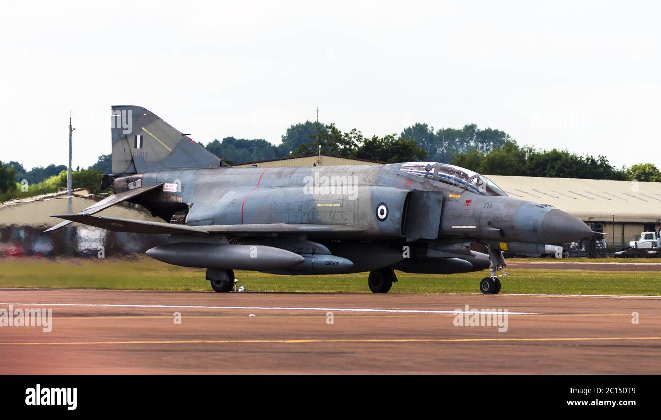 F-4E Phantom subito dopo l'atterraggio a RAF Fairford, Gloustershire, Regno Unito pronto per il 2017 RIAT. Il numero di serie del connettore 18 è da 338 Sqn del Hellenic Air Forc Foto Stock