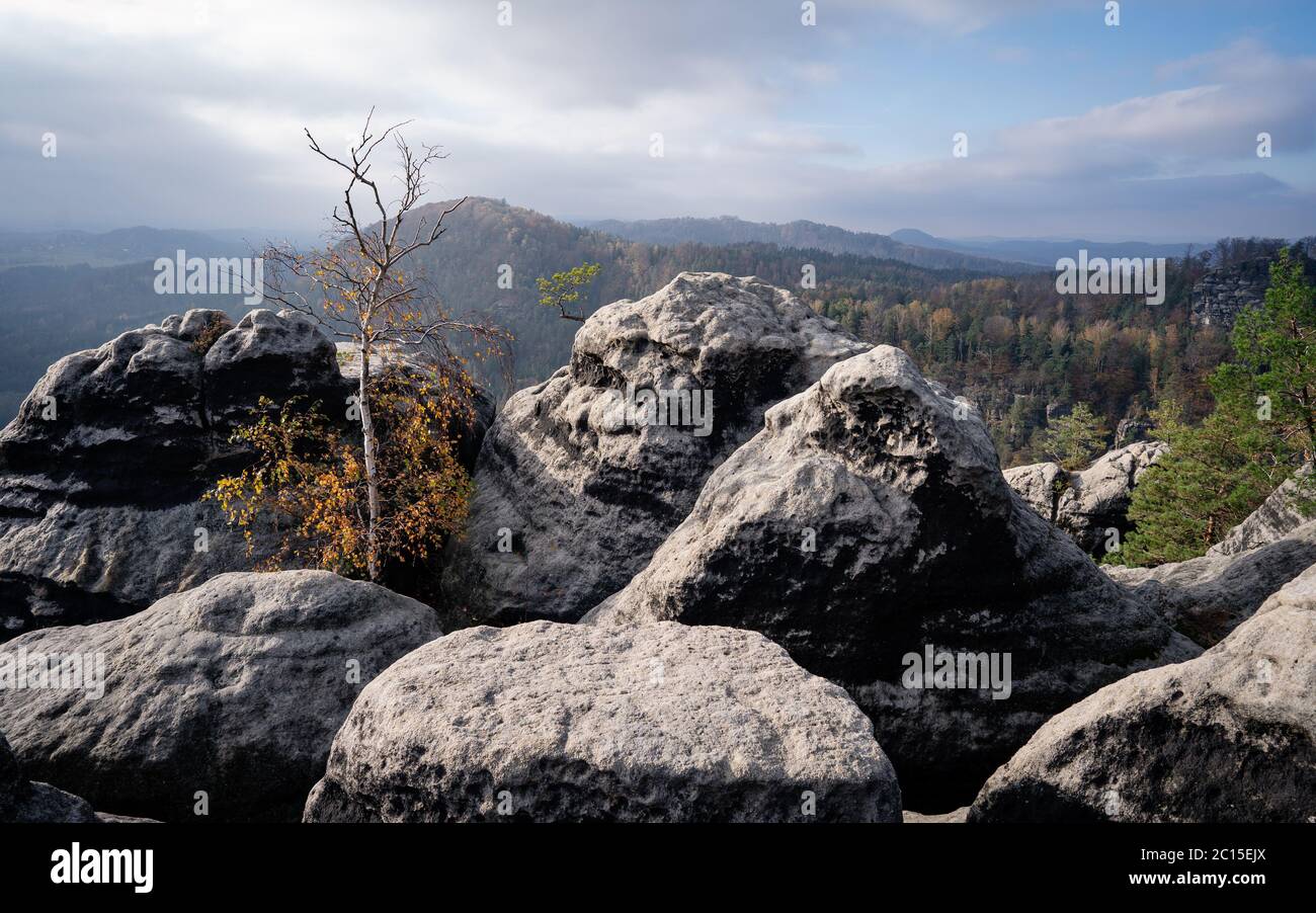 Roccia arenaria esposta, paesaggio collinare foresta e vista verde. Parco naturale. Vista dal muro di Vilemin al belvedere di Mary e Jetrichovice, natura ceca Foto Stock