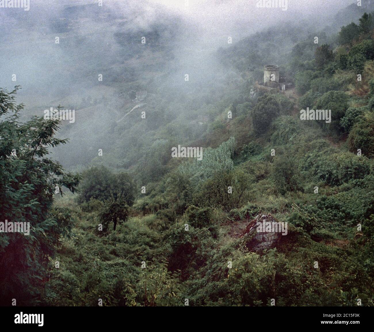 Illustrazione fotografica. Le nuvole decadere su proprietà in una valle vicino a Sartene, nella Corsica del sud. 1980 Foto Stock