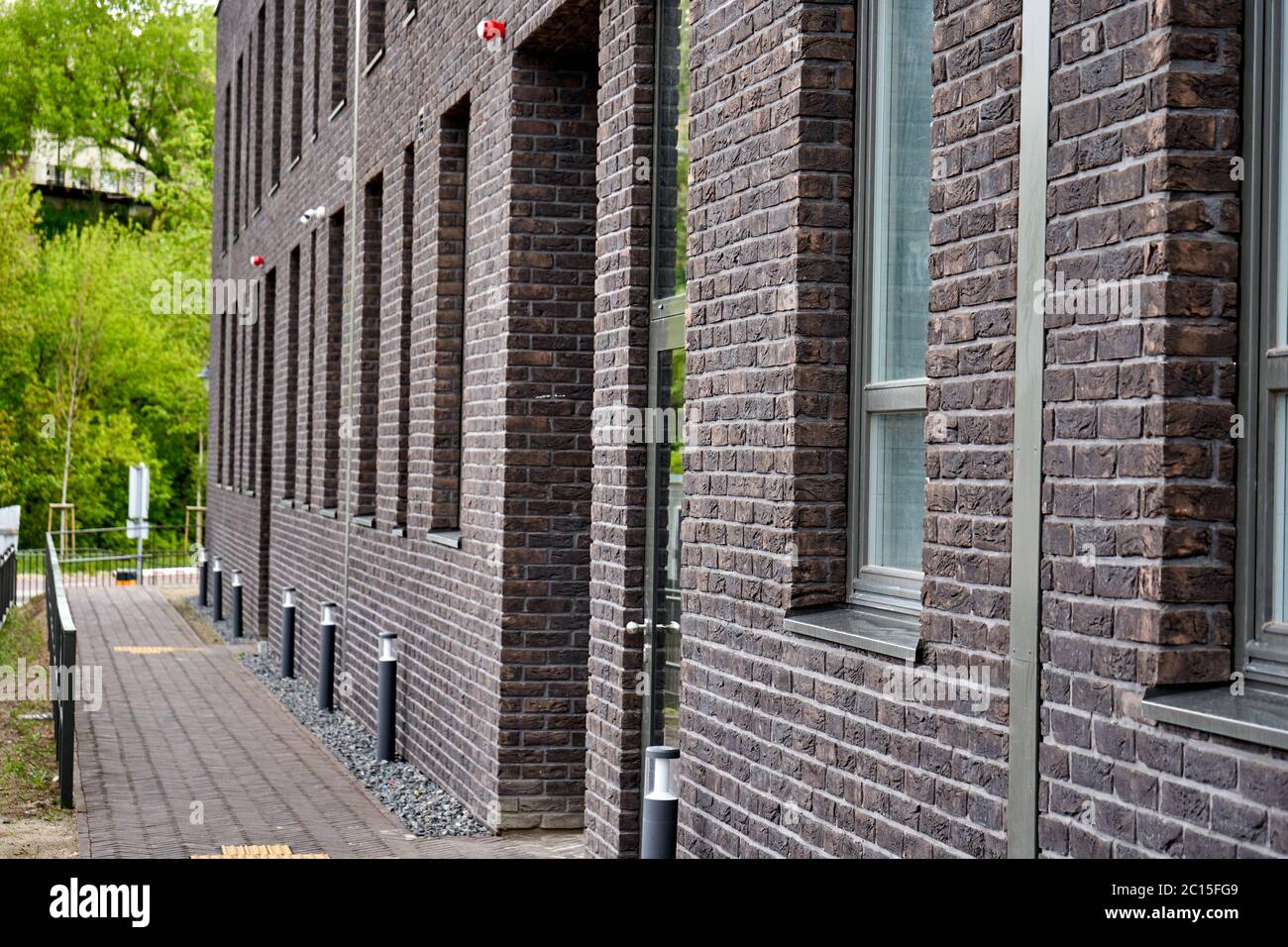 Nuovo edificio con vecchie imitazioni in mattoni Foto Stock