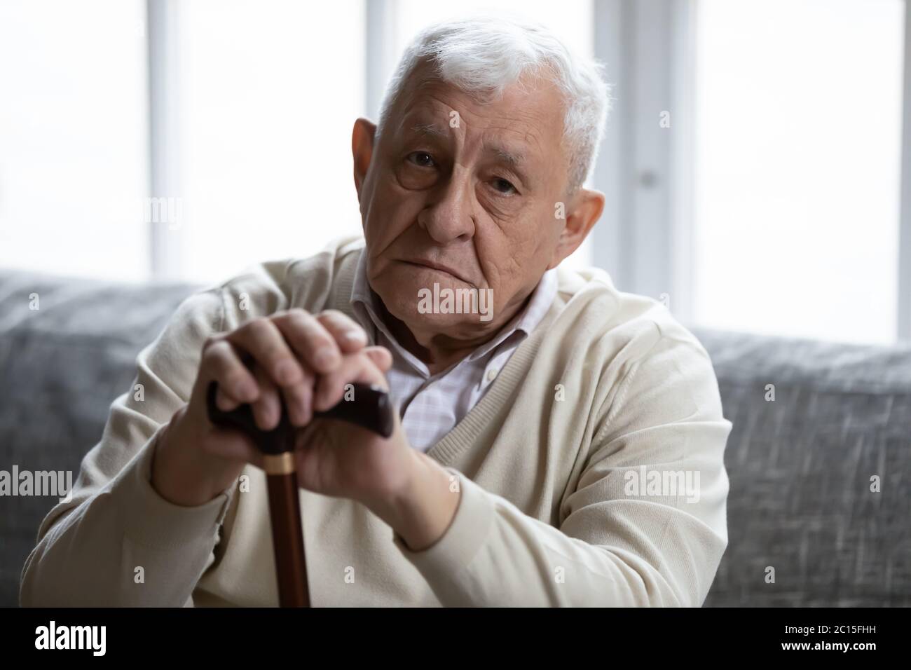 Testa ritratto ritratto depresso uomo anziano solitario con canna Foto Stock