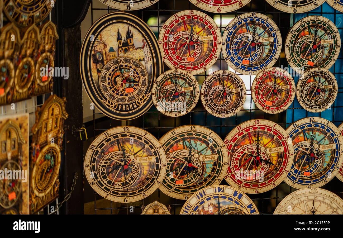 Foto ravvicinata del souvenir più popolare di Praga: L'orologio. Souvenir in una strada. Mercato europeo tradizionale. Foto Stock