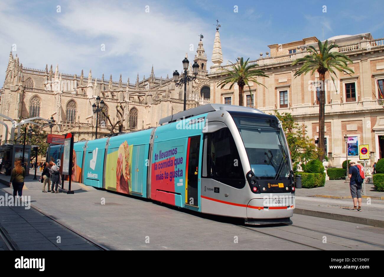 Il 2 aprile 2019, presso la Cattedrale, in Avenida de la Constitucion, a Siviglia, in Spagna, ferma un tram Metrocentro. Foto Stock