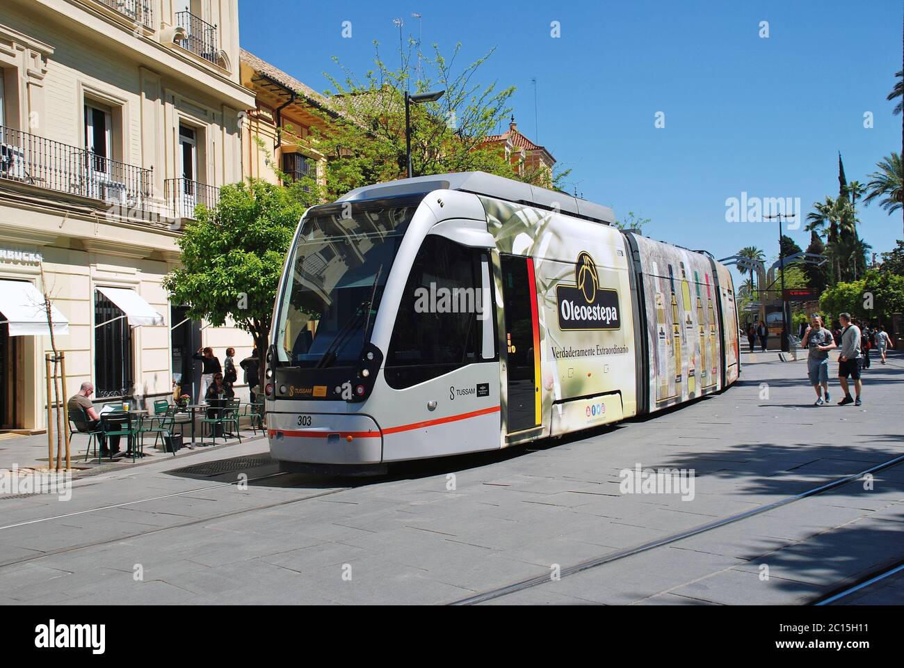 Un tram Metrocentro in Avenida de la Constitucion a Siviglia, Spagna il 2 aprile 2019. Foto Stock