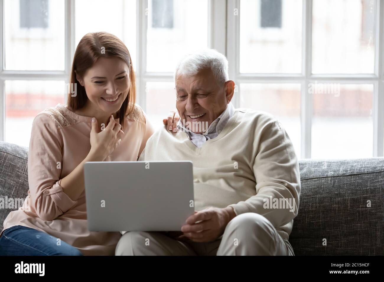 Felice padre anziano e figlia grunnup guardando lo schermo del laptop Foto Stock
