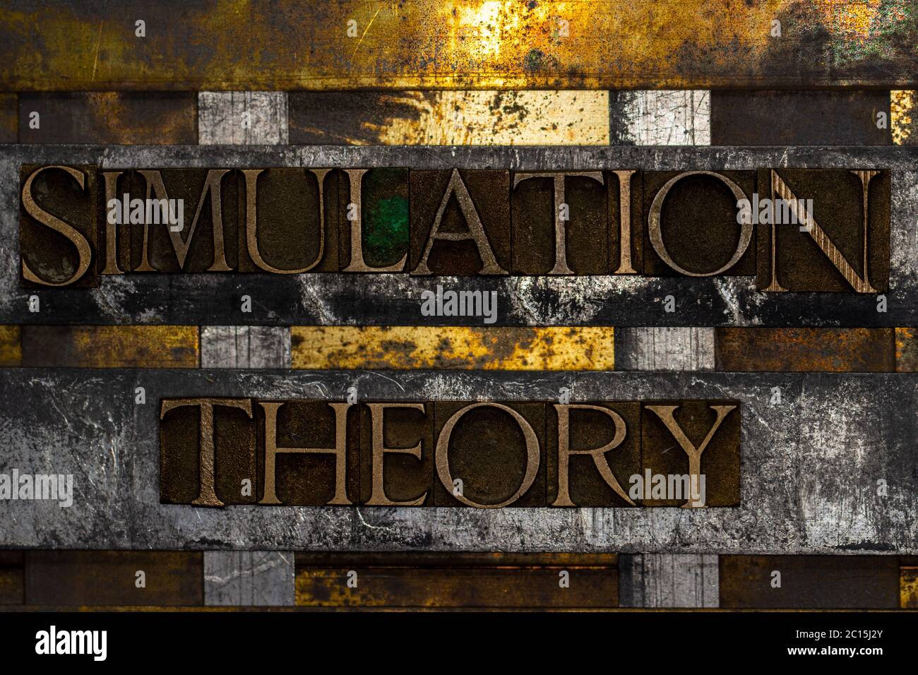 Testo della teoria di simulazione formato con lettere autentiche di typeset reali su sfondo dorato e rame grunge argentato vintage Foto Stock