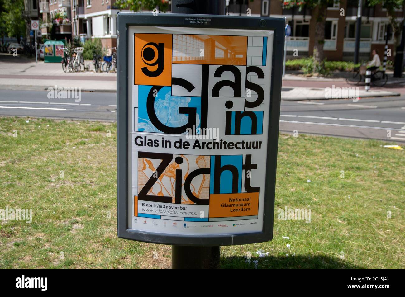 Billboard Glas in De Architectuur ad Amsterdam Paesi Bassi 16 marzo 2020 Foto Stock