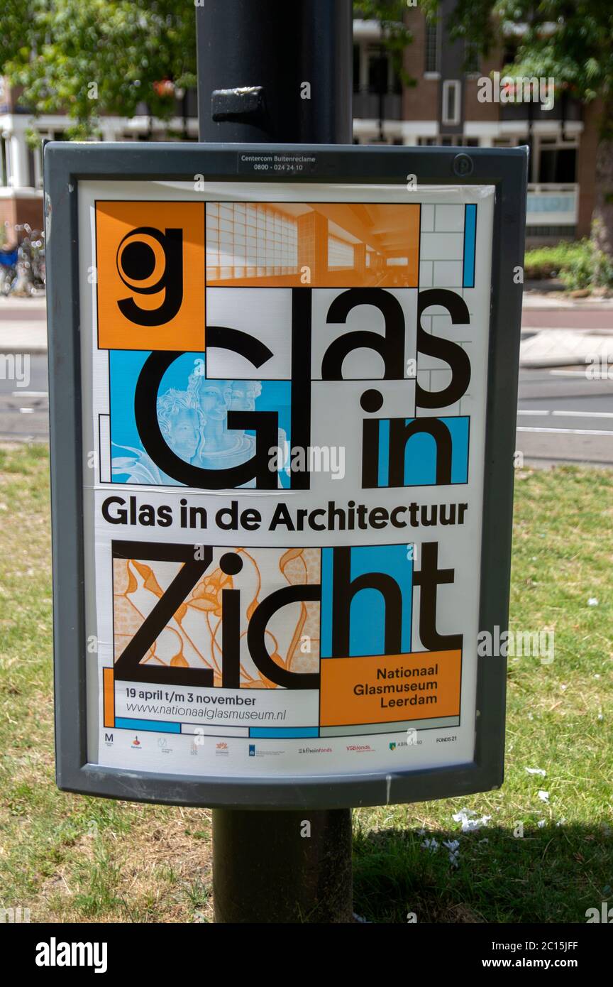 Billboard Glas in De Architectuur ad Amsterdam Paesi Bassi 16 marzo 2020 Foto Stock