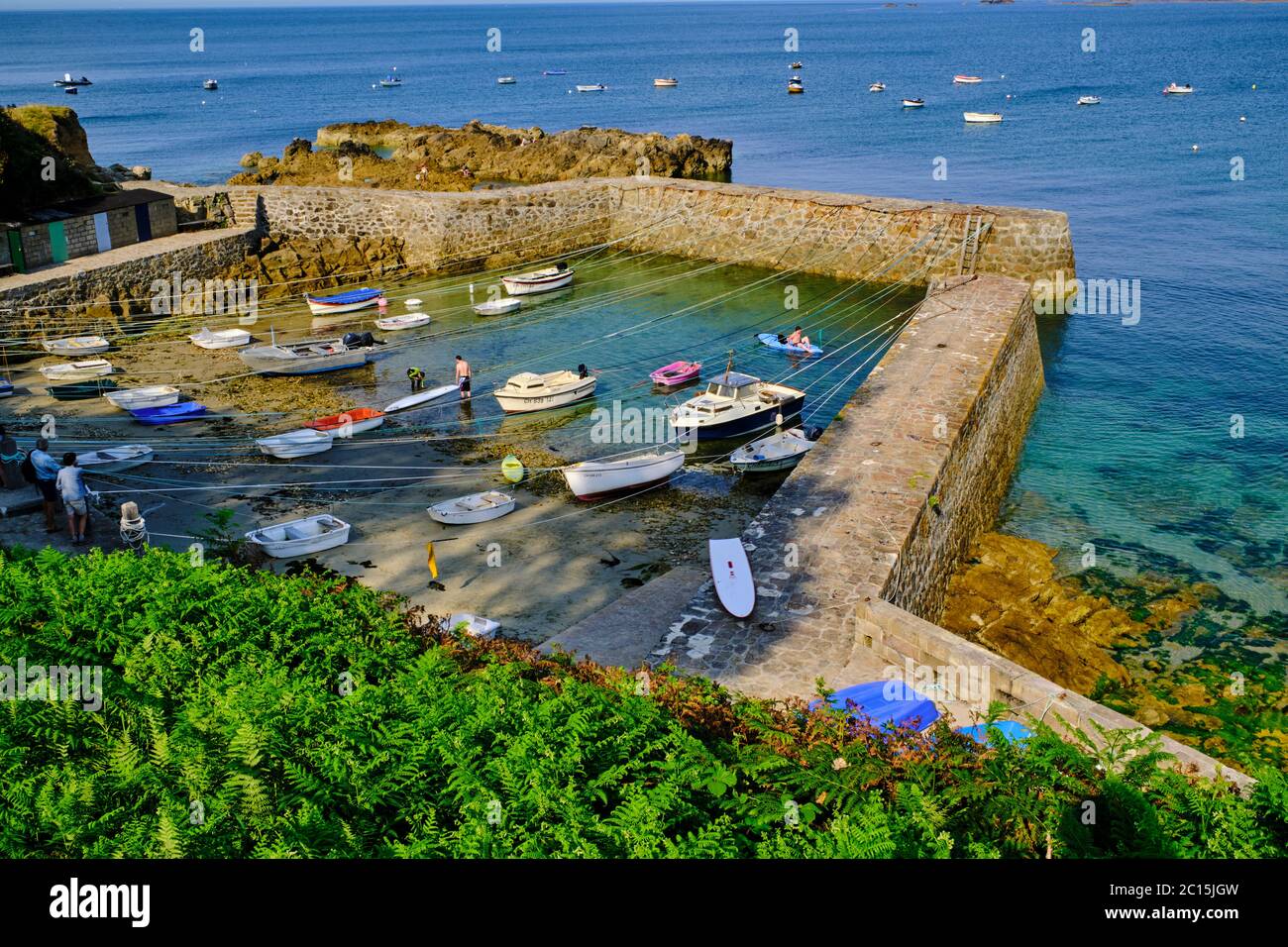 Francia, Normandia, dipartimento della Manica, Cotentin, Cap de la Hague, Saint-Germain-des-Vaux, Port Racine è il porto più piccolo della Francia Foto Stock