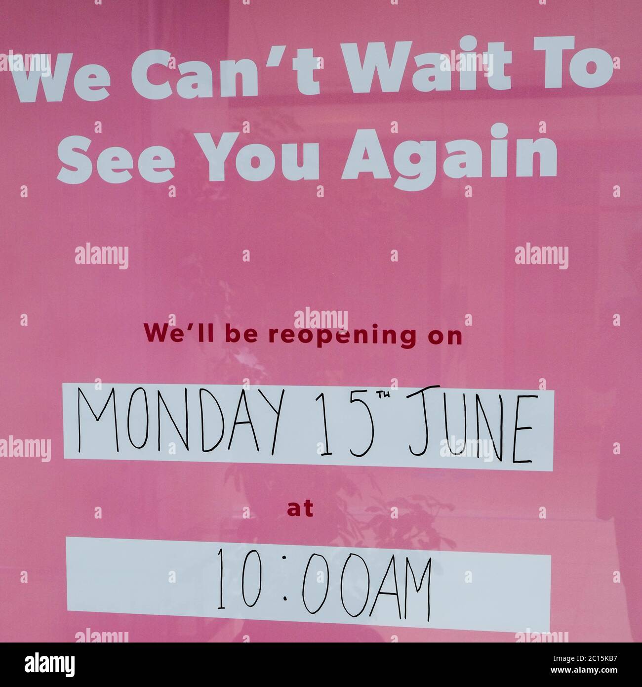 Londra, UK, 14 giugno 2020, poster dello sportello del negozio che accoglie i clienti Torna alla High Street come il governo rilassa i consigli di Lockdown Foto Stock