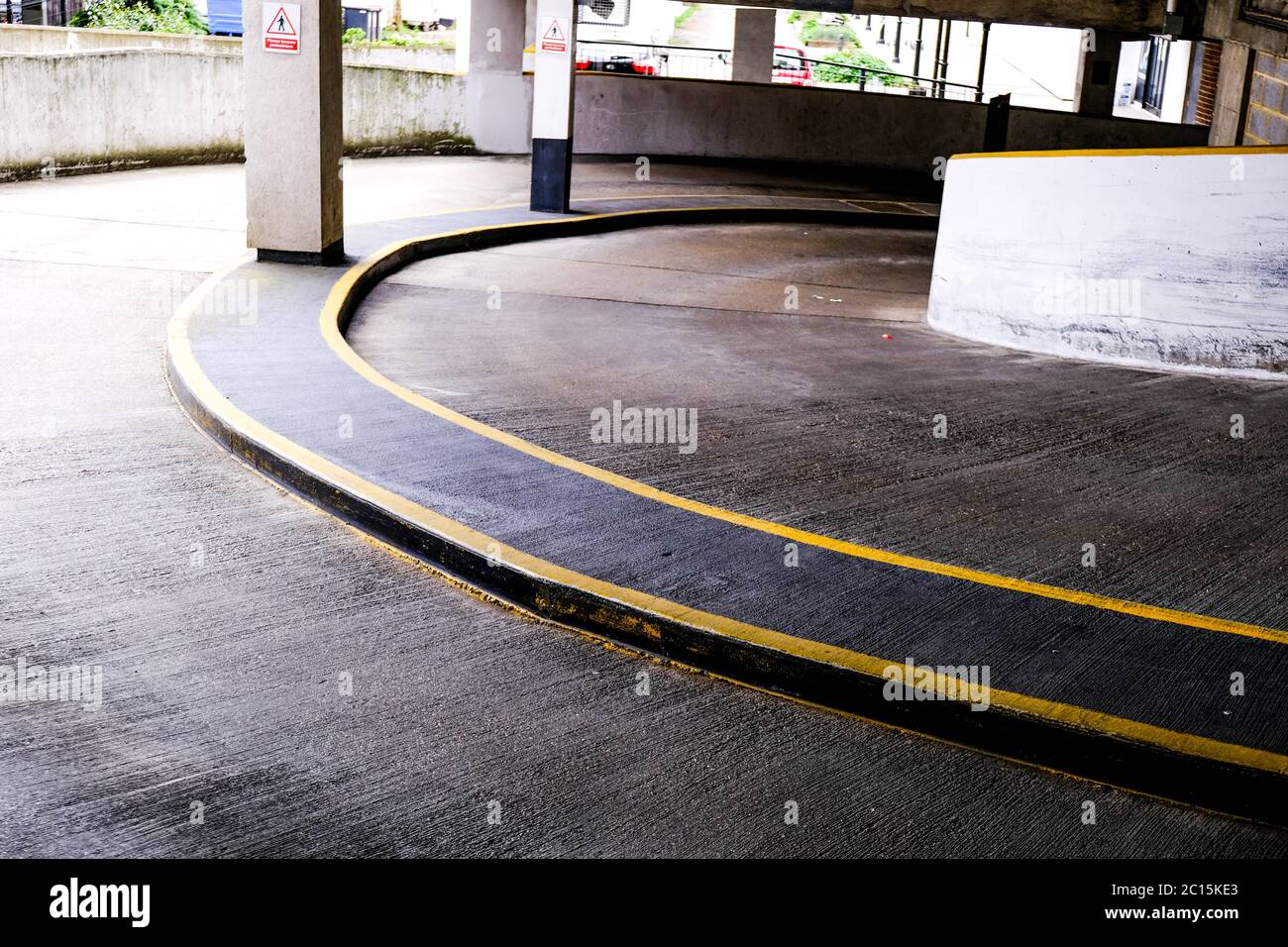 Londra, UK, 14 giugno 2020, rampa d'ingresso per il parcheggio pubblico vuoto senza persone o auto durante la pandemia COVID19 Foto Stock