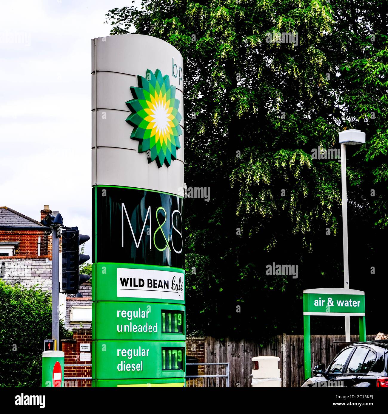 Londra, UK, 14 giugno 2020, BP Reial benzina Station con M&S Foodhall ha annunciato che OIT sta valutando la possibilità di ridurre la forza lavoro del Regno Unito di un massimo di 2,000 persone Foto Stock
