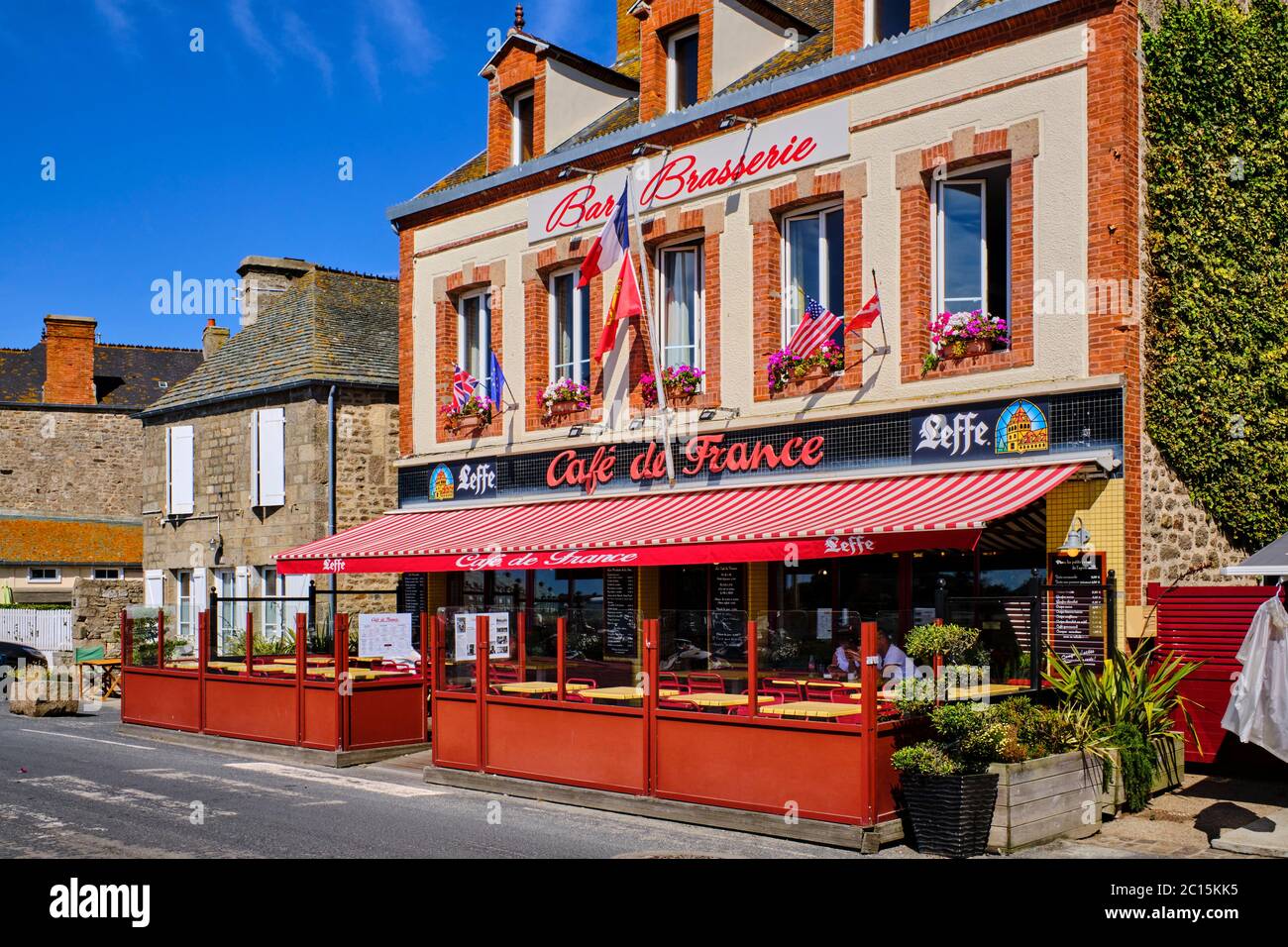 Francia, Normandia, dipartimento della Manica, Cotentin, Barfleur, etichettato Les Plus Beaux Villages de France, Café de France bar e ristorante Foto Stock