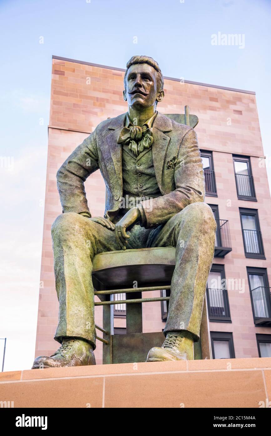 La statua di 2.8 metri del designer Charles Rennie Mackintosh dello scultore Andy Scott a Elliot Street, Glasgow, Scozia. Foto Stock