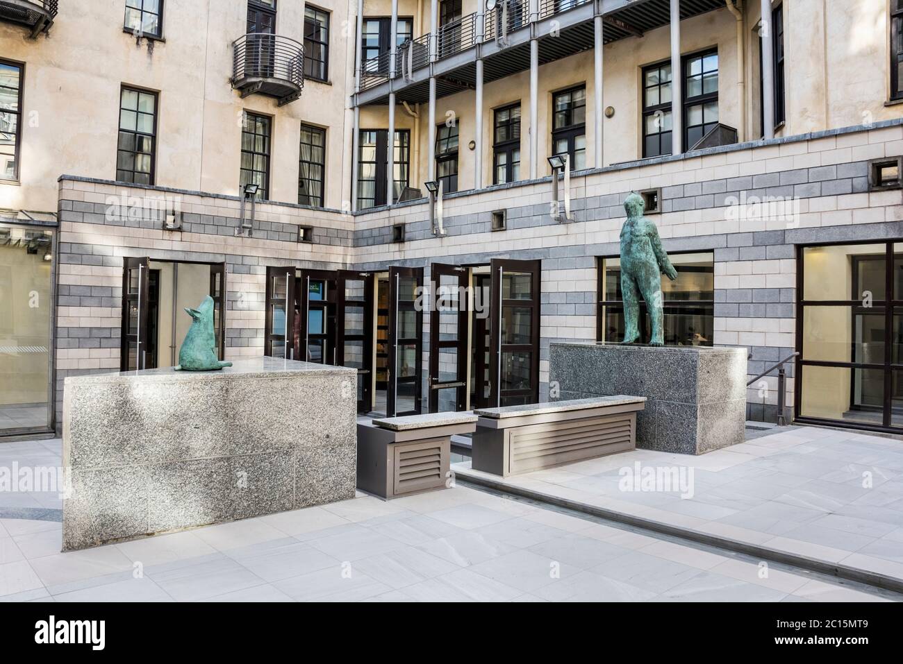 "Pensare a Bella" uomo e cane scultura nel cortile del Centro Italiano, Glasgow, Scozia Foto Stock