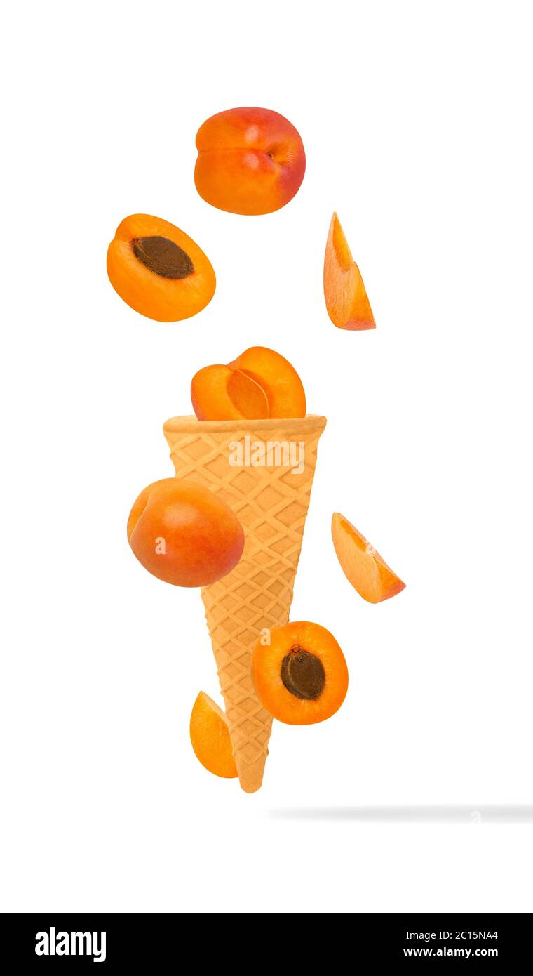 Frutta volante. Cono gelato con frutta di albicocca in caduta isolato su bianco per la progettazione e la pubblicità del confezionamento. Profondità di campo completa. Ritaglio Foto Stock