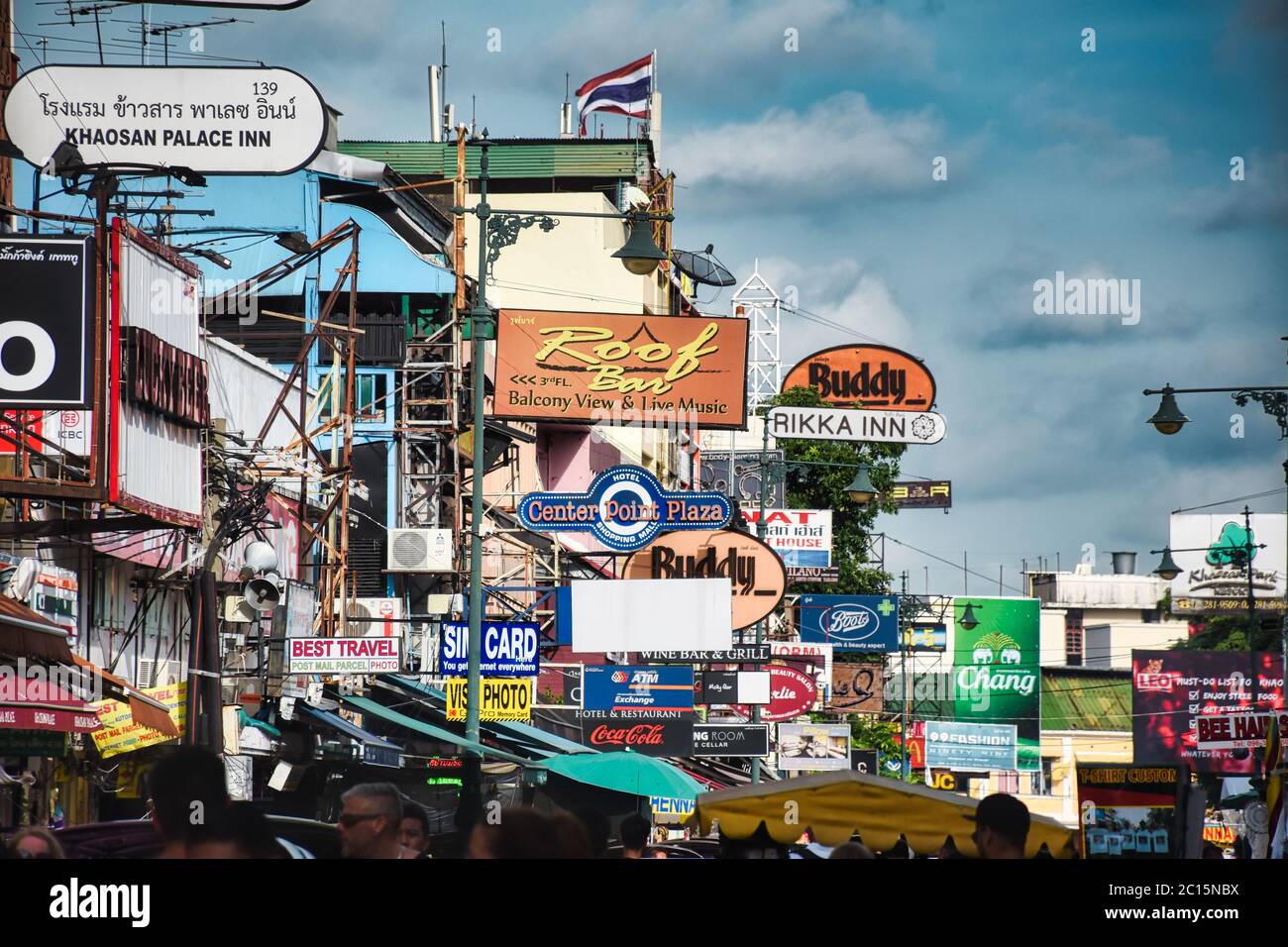 Bangkok, Thailandia 01.06.2020: Immagini del paesaggio urbano durante il giorno della famosa Khaosan Road o Khao San Road di Bangkok. La zona è internazionale k Foto Stock
