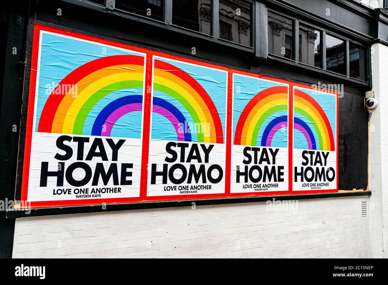 Londra, Regno Unito. 11 Giugno 2020. Posters all'esterno del Groucho Club in Dean Street. Il Groucho Club in Dean Street, Soho chiuso durante l'epidemia di Covid-19. Credit: SOPA Images Limited/Alamy Live News Foto Stock