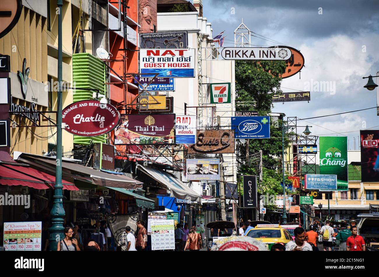 Bangkok, Thailandia 01.06.2020: Immagini del paesaggio urbano durante il giorno della famosa Khaosan Road o Khao San Road di Bangkok. La zona è internazionale k Foto Stock