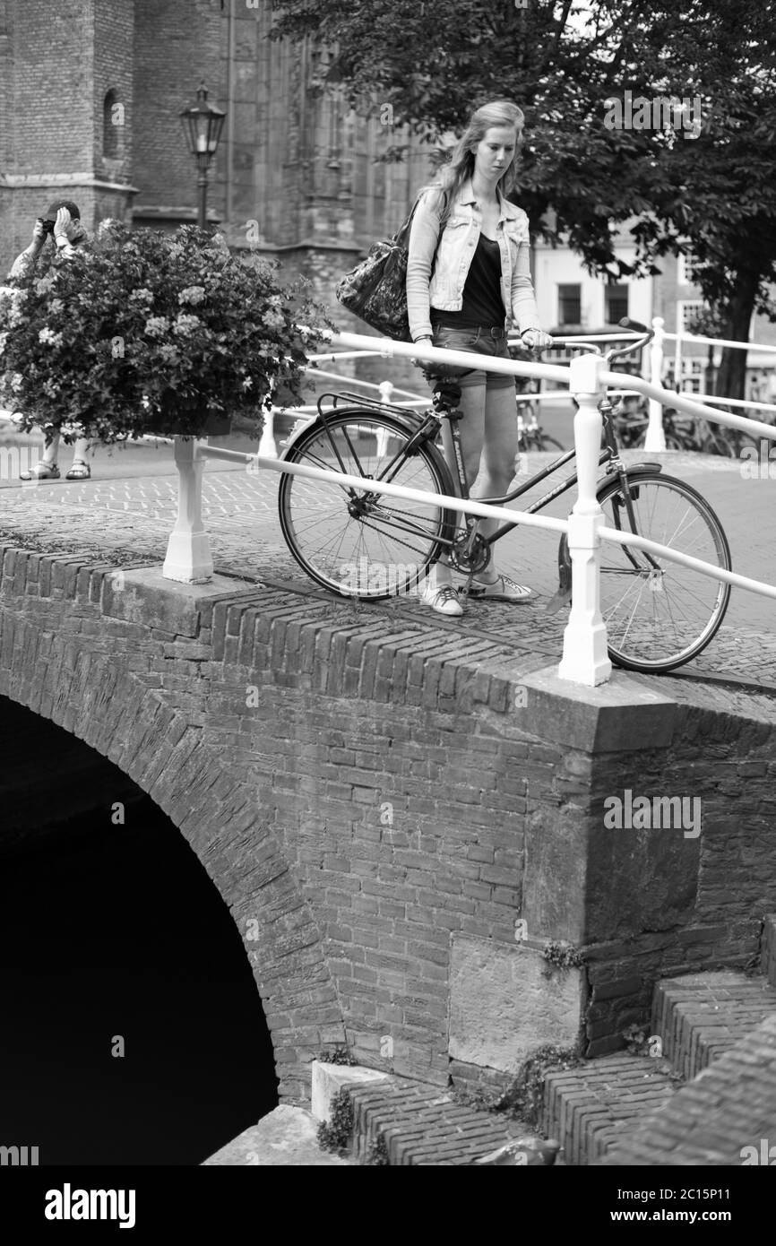 Donna in bicicletta a Delft, Paesi Bassi Foto Stock