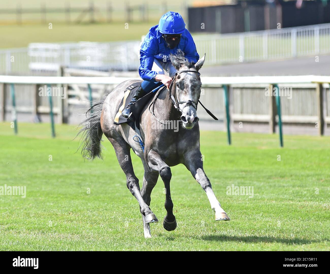 Althiqa guidato da William Buick vince il Novice Stake di Covid Emergency Appeal Fillies del Support Racing Welfare presso l'ippodromo di Newmarket. Foto Stock