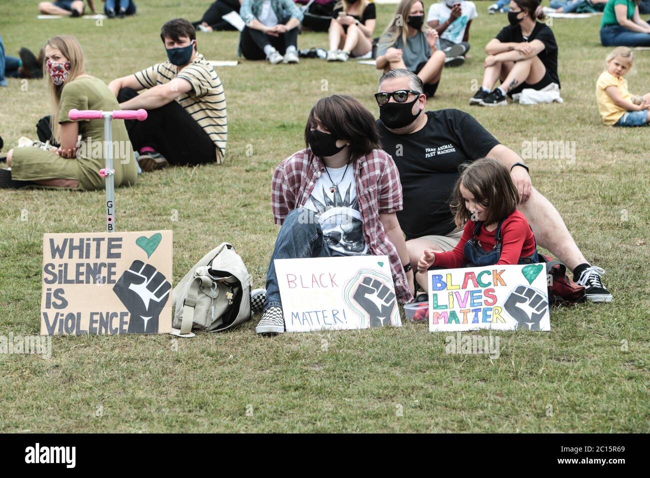 Londra UK 14 giugno 2020 Wandsworth Stand up to Racism and BLM ha organizzato oggi una protesta pacifica su Tooting Common. Le persone che hanno partecipato indossato verde come chiesto dagli organizzatori di ricordare il 3 ° anniversario del fuoco a Greenfell. Paul Quezada-Neiman/Alamy Live News Foto Stock