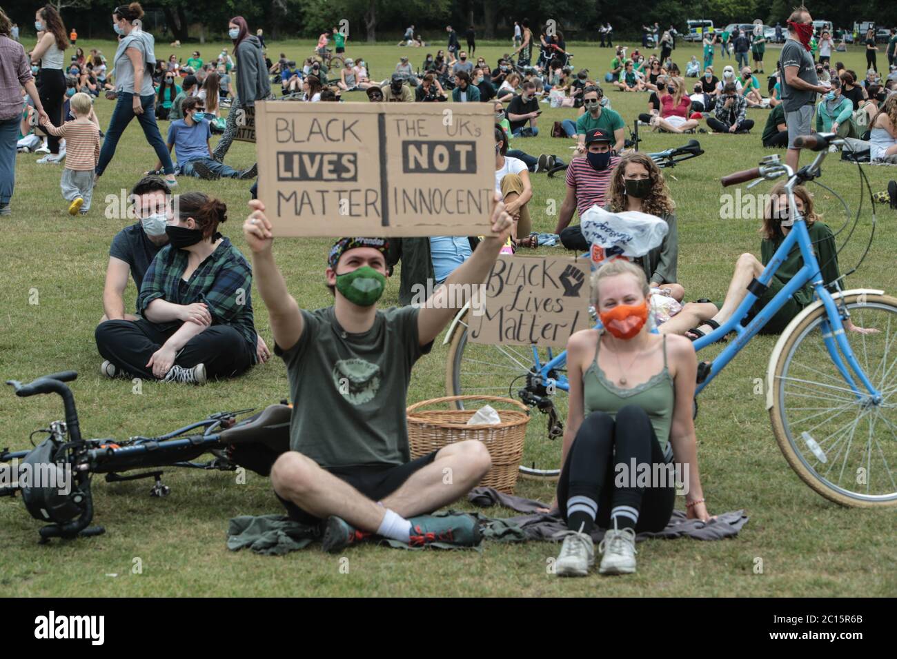Londra UK 14 giugno 2020 Wandsworth Stand up to Racism and BLM ha organizzato oggi una protesta pacifica su Tooting Common. Le persone che hanno partecipato indossato verde come chiesto dagli organizzatori di ricordare il 3 ° anniversario del fuoco a Greenfell. Paul Quezada-Neiman/Alamy Live News Foto Stock