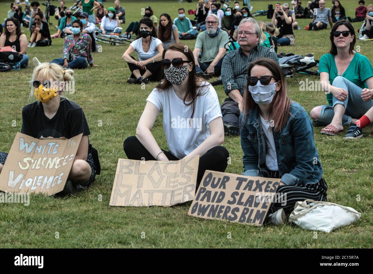 Londra UK 14 giugno 2020 Wandsworth Stand up to Racism and BLM ha organizzato oggi una protesta pacifica su Tooting Common. Le persone che hanno partecipato indossato verde come chiesto dagli organizzatori di ricordare il 3 ° anniversario del fuoco a Greenfell, e una candela è stata accesa per coloro che sono morti. Paul Quezada-Neiman/Alamy Live News Foto Stock