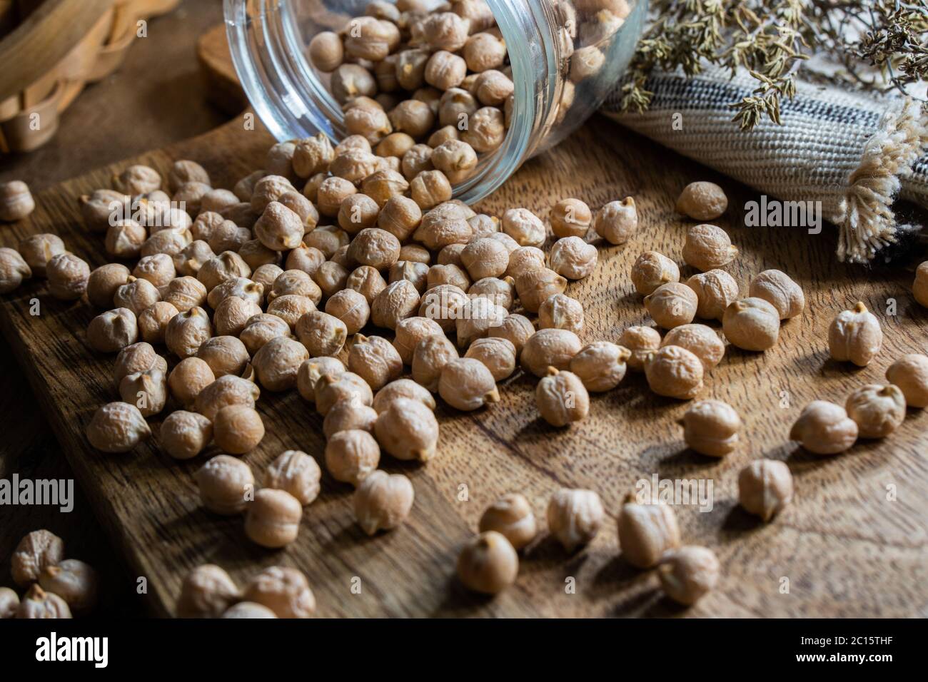 Ceci secchi non cotti spalmabili su tavola. Cibo vegetariano, ricco di minerali, ferro, magnesio, potassio e altri minerali. Fonte sana di fibra Foto Stock