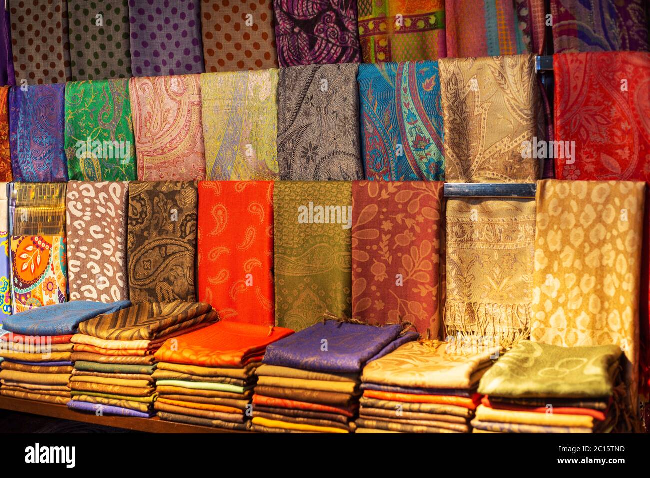 Varietà di batik / Sarong colorati in vendita al bazar di strada. Foto Stock