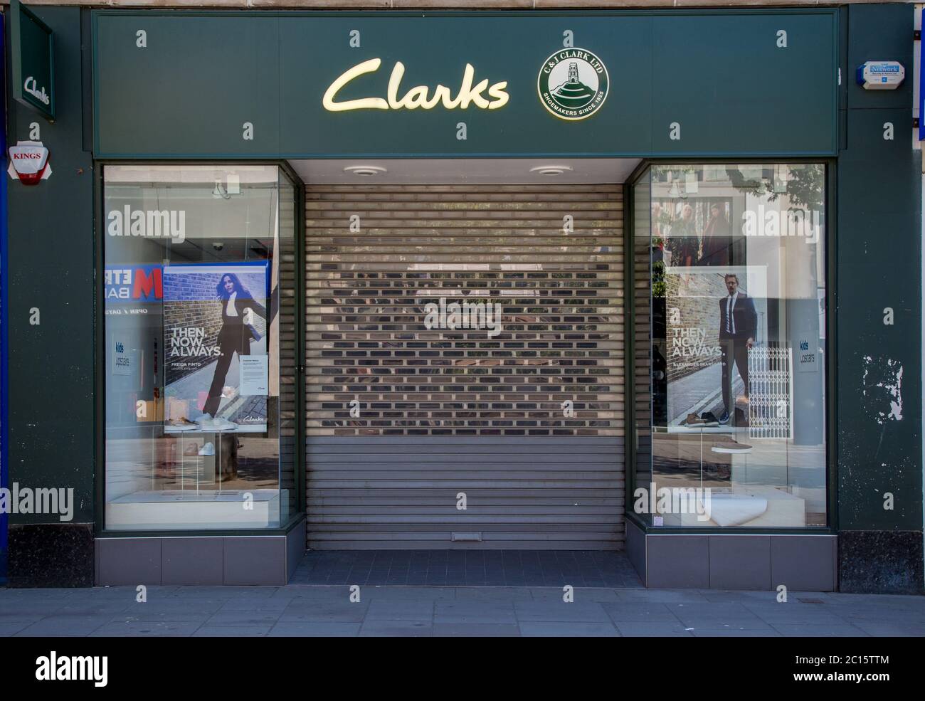 Il negozio di calzature Clarks è chiuso a causa del rinchiuso del coronavirus, Southampton Foto Stock