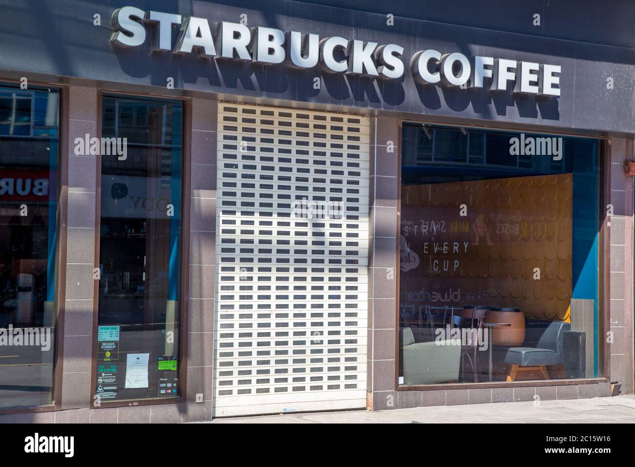La caffetteria Starbucks è chiusa a causa della chiusura del coronavirus, Southampton Foto Stock