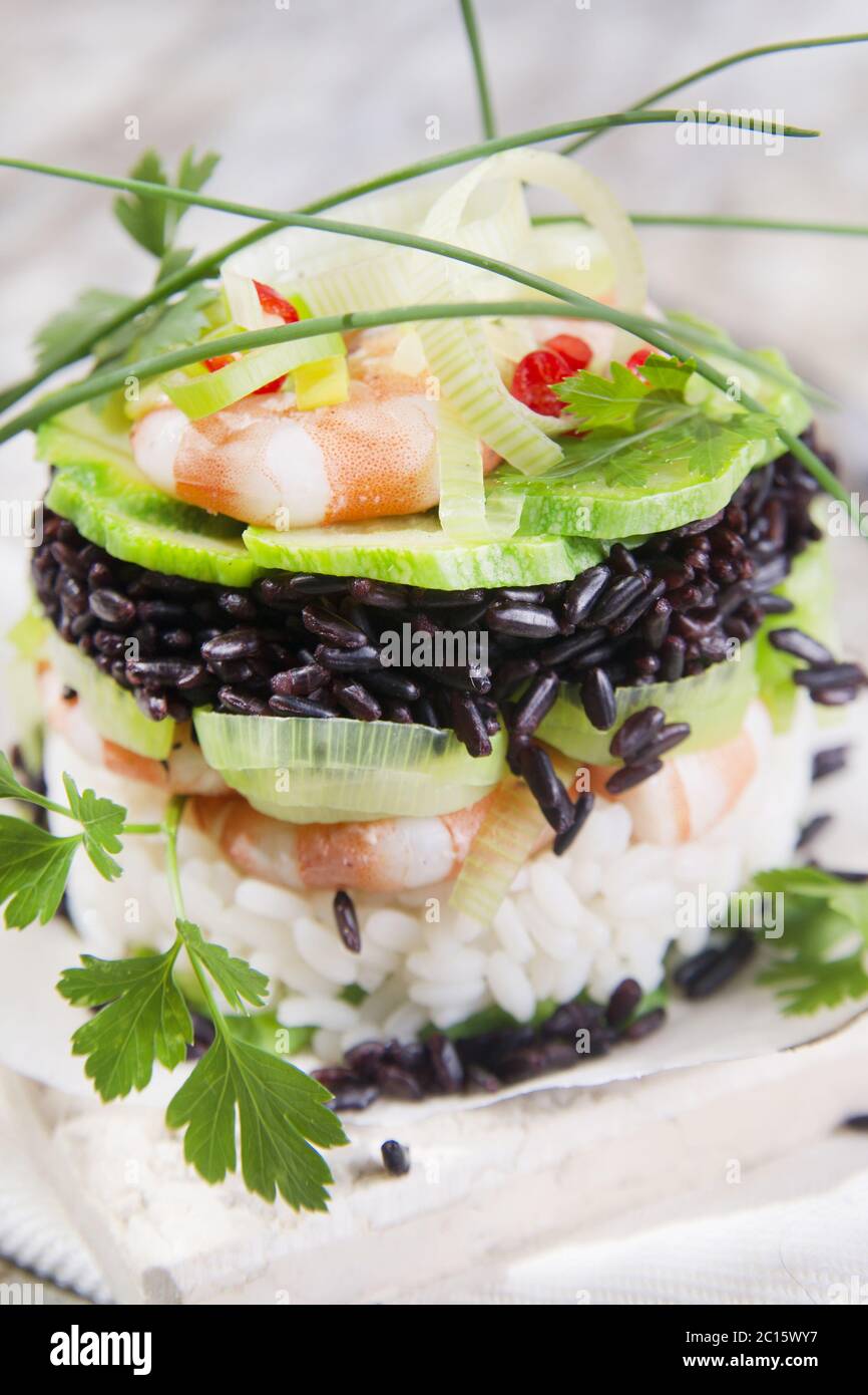 Torre di bianco e nero di Riso con gamberi e zucchine Foto Stock