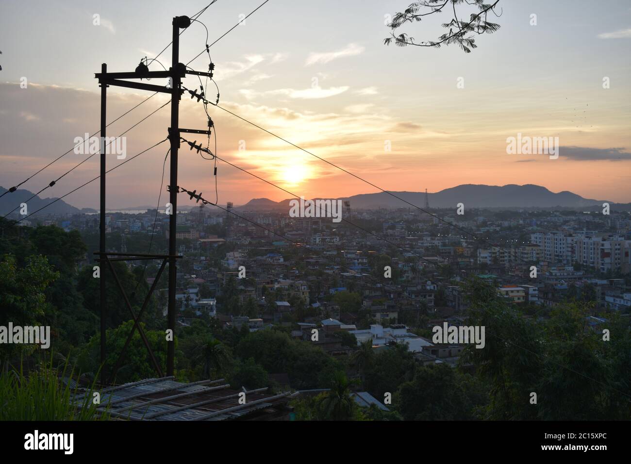Tramonto sulla città di Guwahati vista dalla collina di Gandhi Mandap Foto Stock