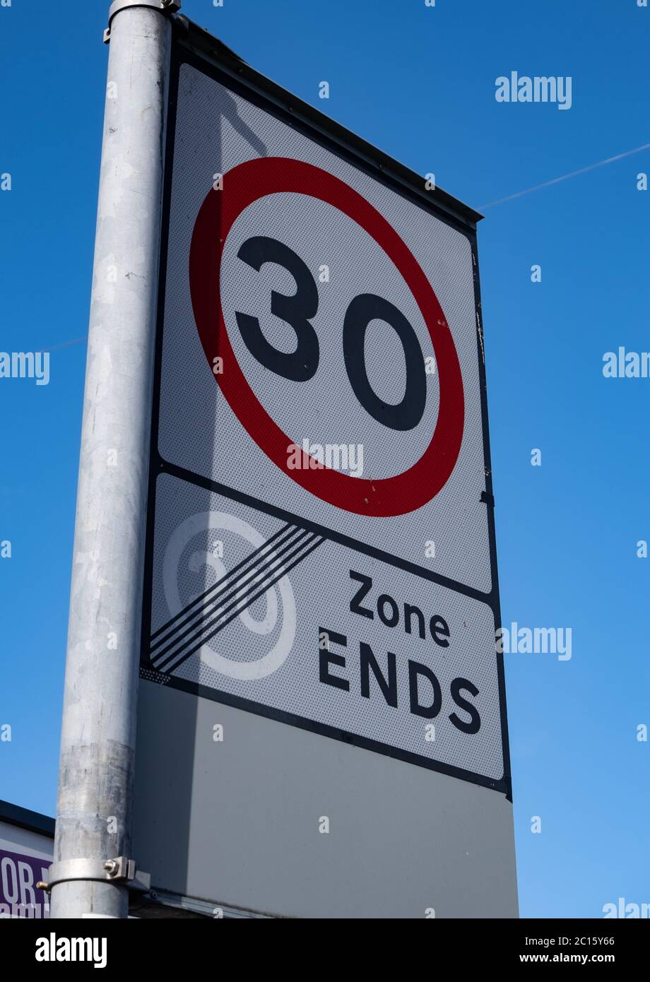 Segnale che indica la variazione del limite di velocità nella zona urbana di Moreton Wirral febbraio 2020 Foto Stock