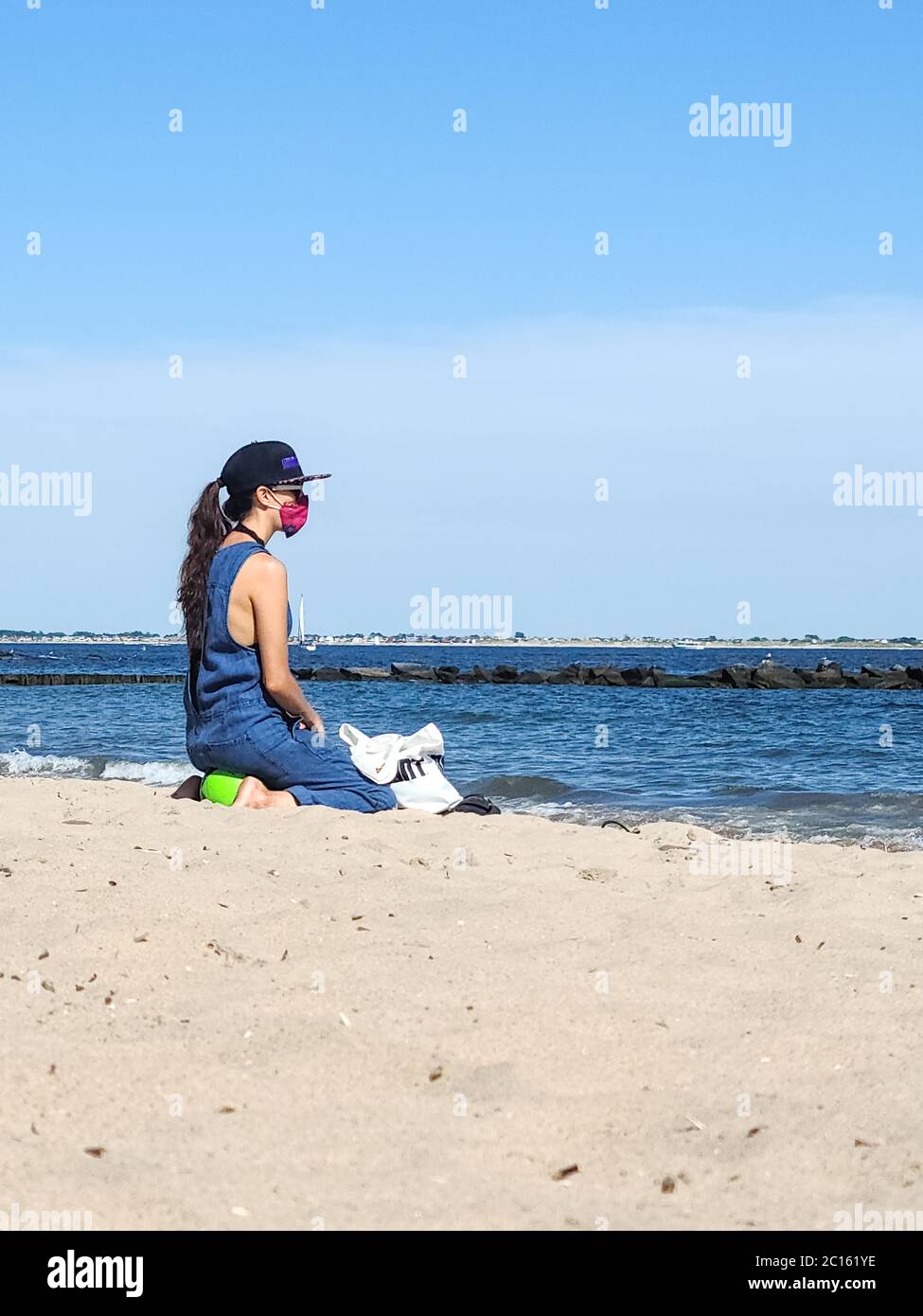 New York, Stati Uniti. 14 Giugno 2020. La domenica si vede la gente che indossa una maschera protettiva sulla spiaggia Coney Island di Brooklyn a New York. Credit: Brazil Photo Press/Alamy Live News Foto Stock