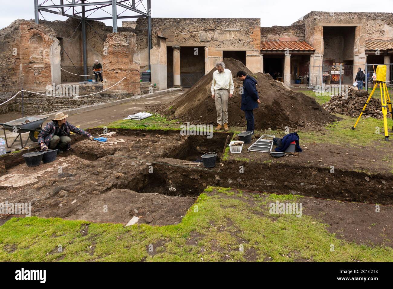 Archeologi che effettuano scavi archeologici all'esterno delle Terme Stabiane nell'antica città di Pompei, Italia Foto Stock