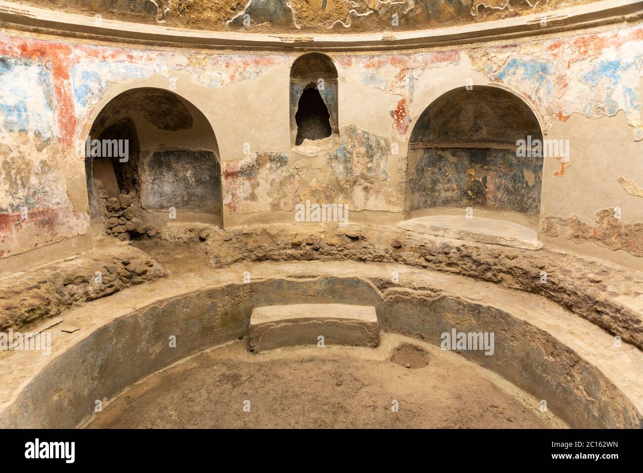 Il Frigidarium maschile con bacino circolare alle Terme Stabiane (Terme Stabiane), il più antico complesso termale di Pompei, Campania, Italia Foto Stock