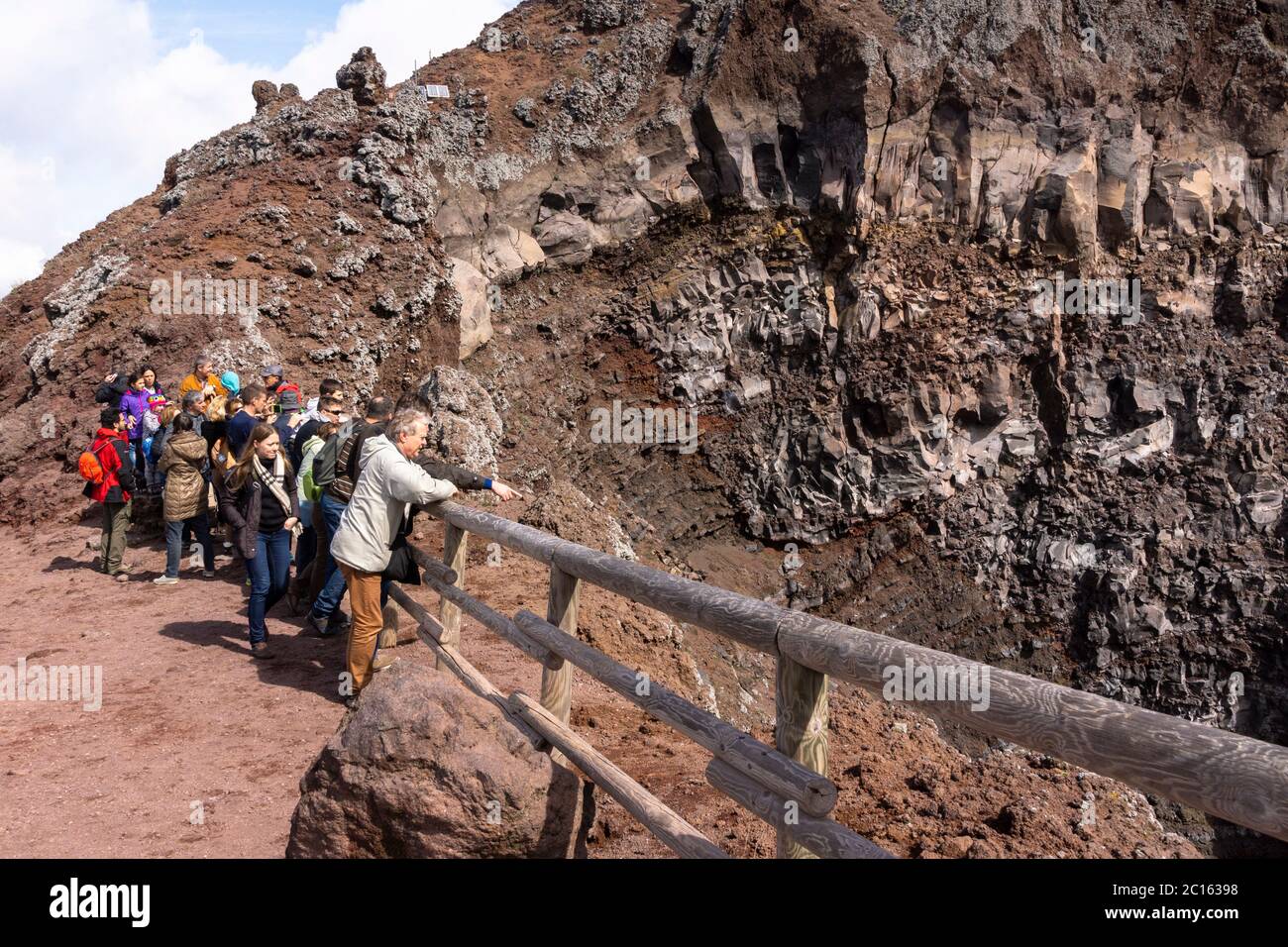 Turisti e visitatori alla vetta / cono sul bordo della caldera sommitale del Vesuvio, un vulcano attivo (somma-stratovulcano), Campania, Italia Foto Stock