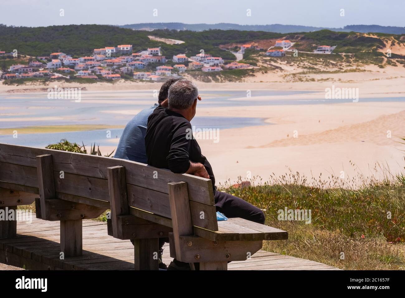 Foz do Arelho, Portogallo - due vecchi vicino a una enorme spiaggia di sabbia dorata e acqua blu chiaro nell'ovest del paese - 'Lagoa de Óbidos' Foto Stock