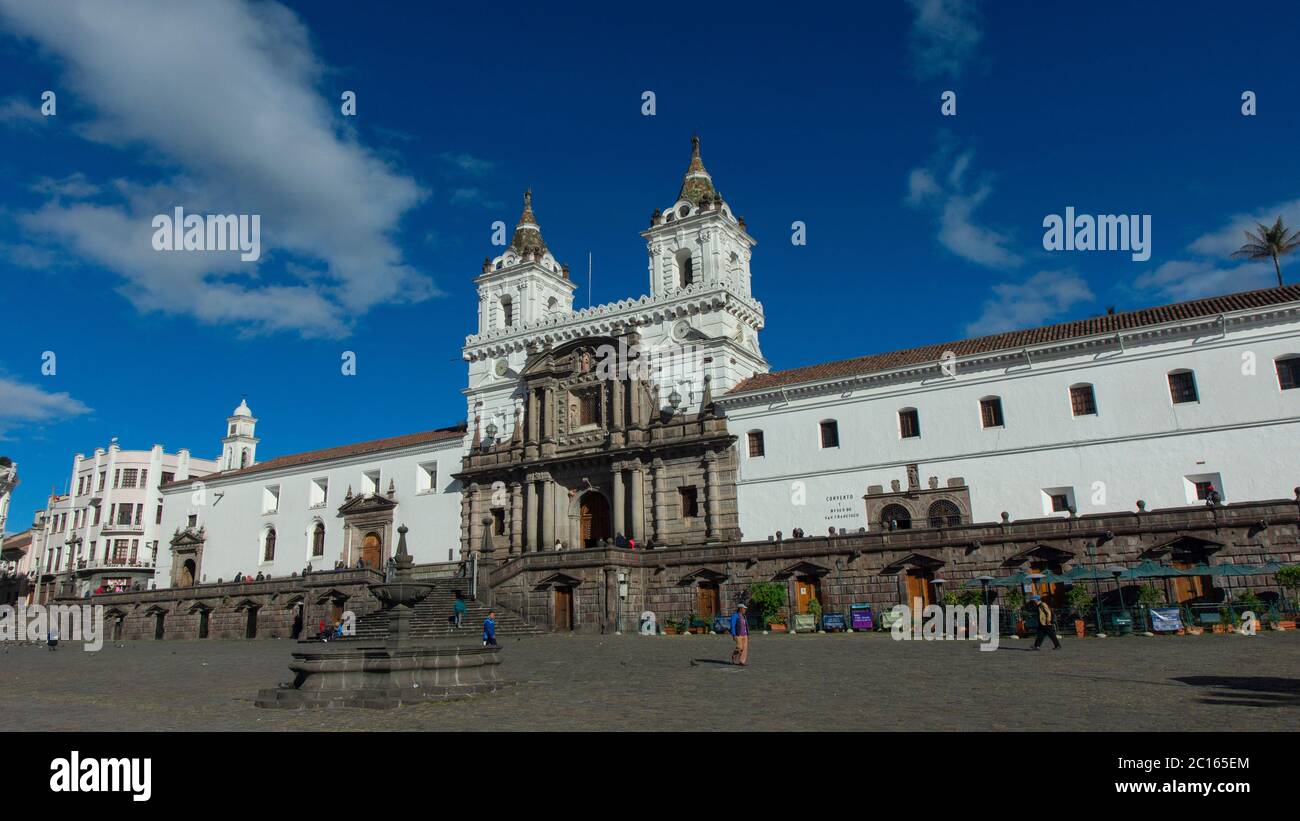 Quito, Pichincha / Ecuador - 21 2018 luglio: Persone che camminano di fronte alla Chiesa e al Monastero di San Francisco in una giornata di sole. È un romano del XVI secolo Foto Stock