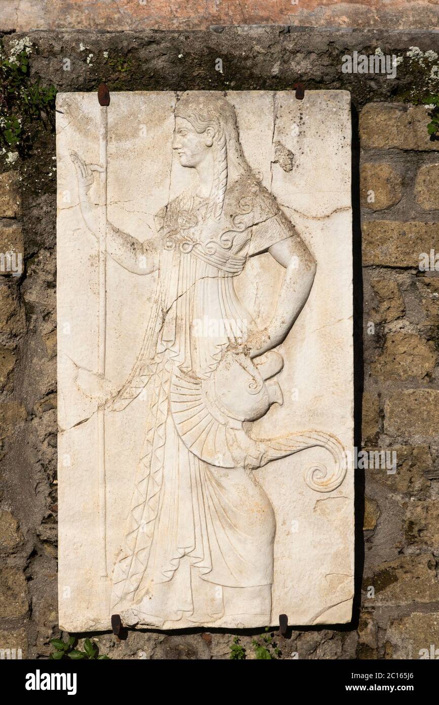 Replica rilievi scolpiti tavolette della dea romana Minerva nella zona sacra o santuario dei quattro dei (Sacro dei quattro dei), Ercolano Foto Stock