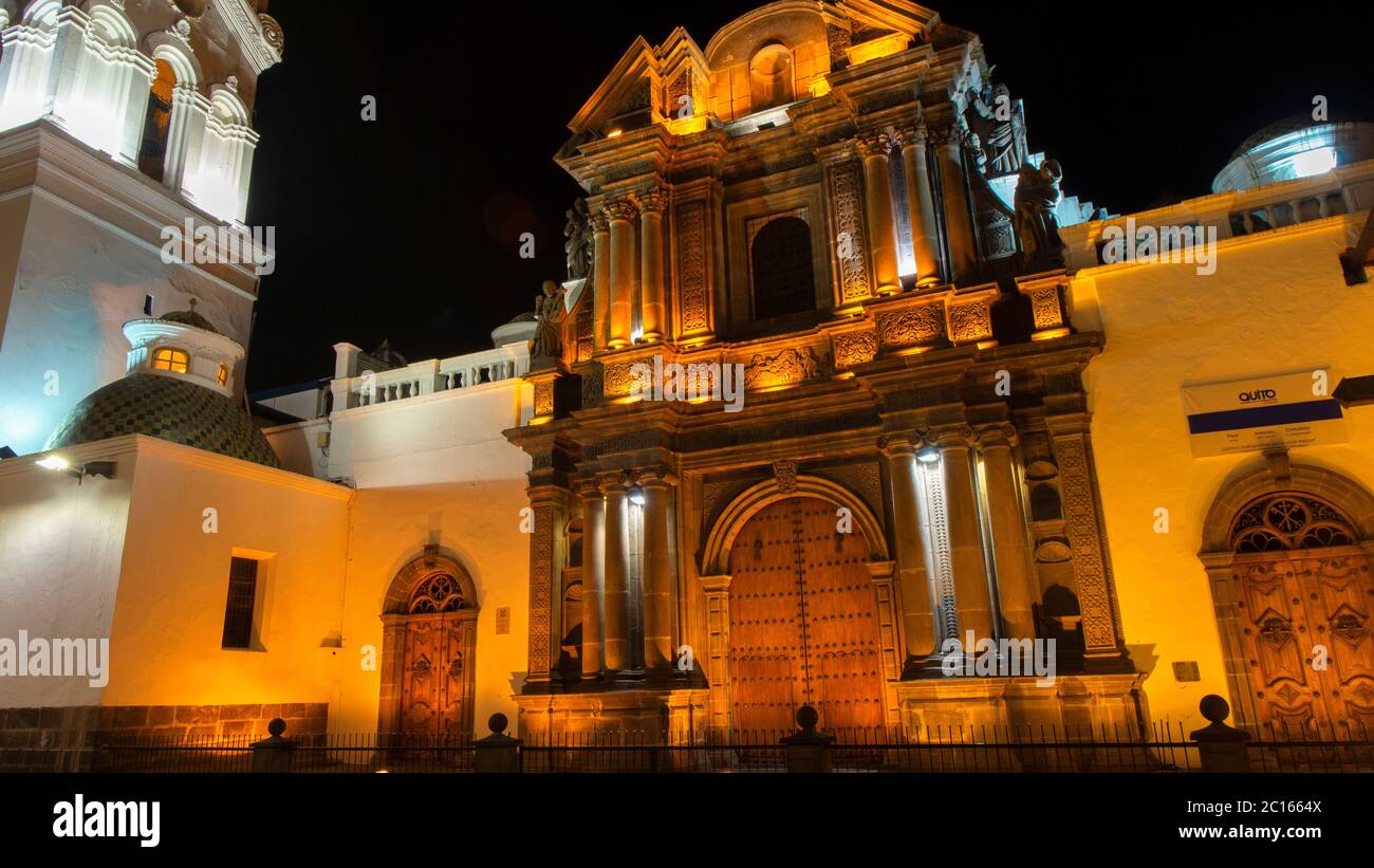 Quito, Pichincha / Ecuador - 21 2018 luglio: Vista notturna della chiesa di El Sagrario illuminata da luci gialle. Si tratta di una grande cappella del XVII secolo a Quito. Foto Stock
