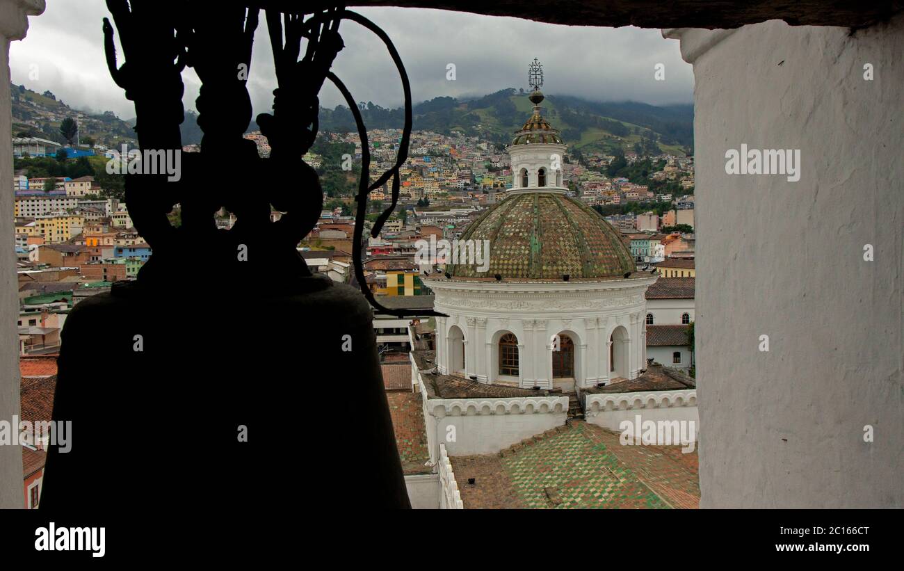Quito, Pichincha / Ecuador - 30 2018 luglio: Vista della cupola della chiesa e convento di la Merced dal campanile Foto Stock