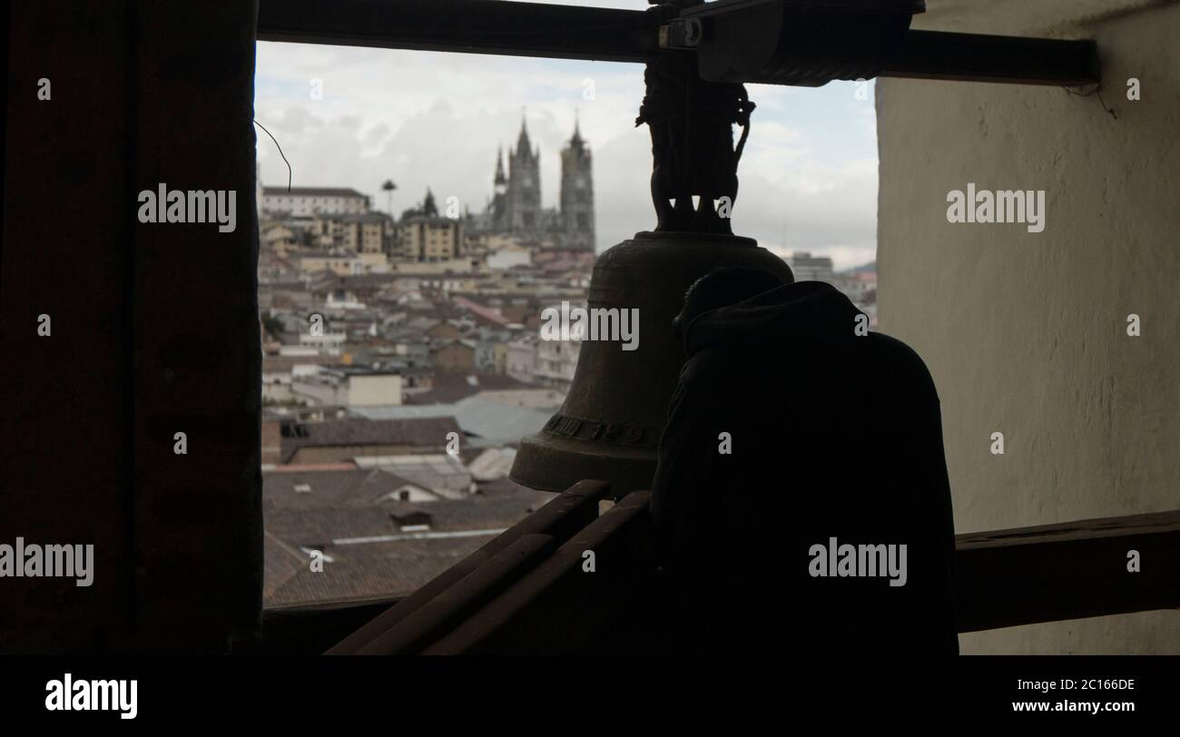 Quito, Pichincha / Ecuador - 30 2018 luglio: Monaco in preghiera vicino alla campana nella torre della chiesa e convento di la Merced Foto Stock