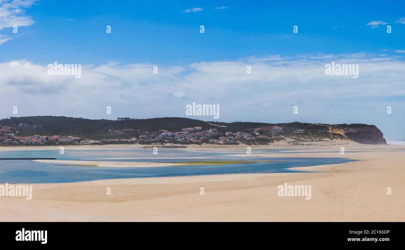 Foz do Arelho, Portogallo - enorme spiaggia di sabbia dorata e acqua blu chiaro nell'ovest del paese - 'Lagoa de Óbidos' Foto Stock