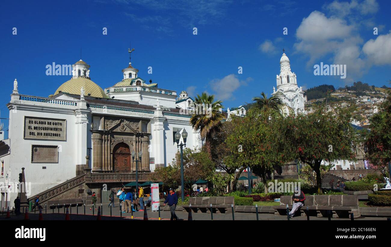 Quito, Pichincha / Ecuador - Settembre 16 2018: Persone che camminano in Piazza dell'Indipendenza di fronte alla Cattedrale Metropolitana di Quito Foto Stock